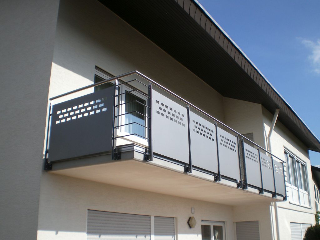 Einfaches Balkon-Geländer aus verzinktem und pulverlackiertem Stahl mit Aluminiumblech-Füllung