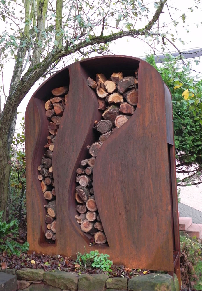 Edel-Rost Holzlege aus Corten-Stahl zur ansprechenden Gartengestaltung und Holzlagerung