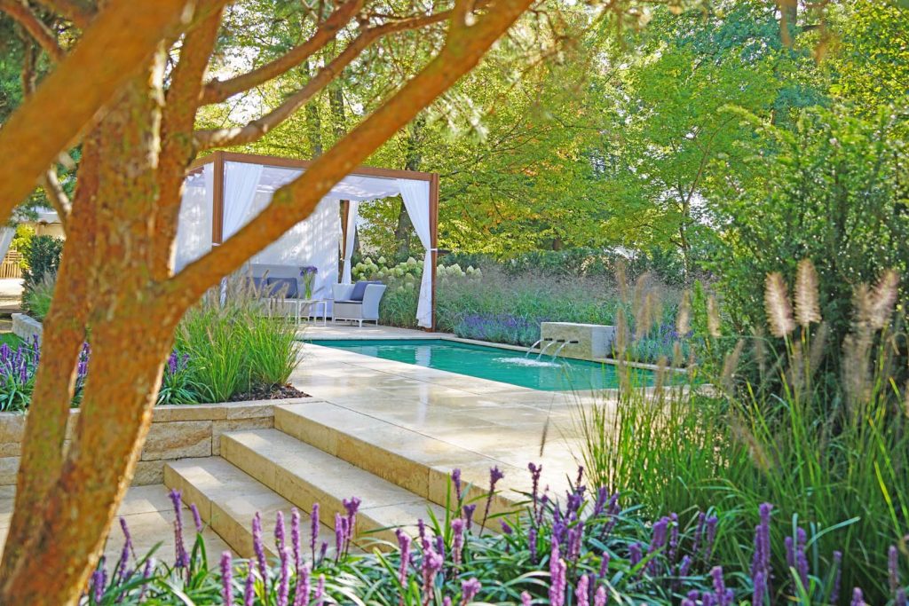 idyllische Gartengestaltung am Pool