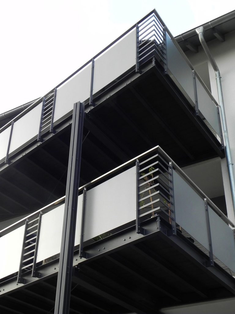 Zweistöckiger Balkon mit Flachstahl-Geländer
